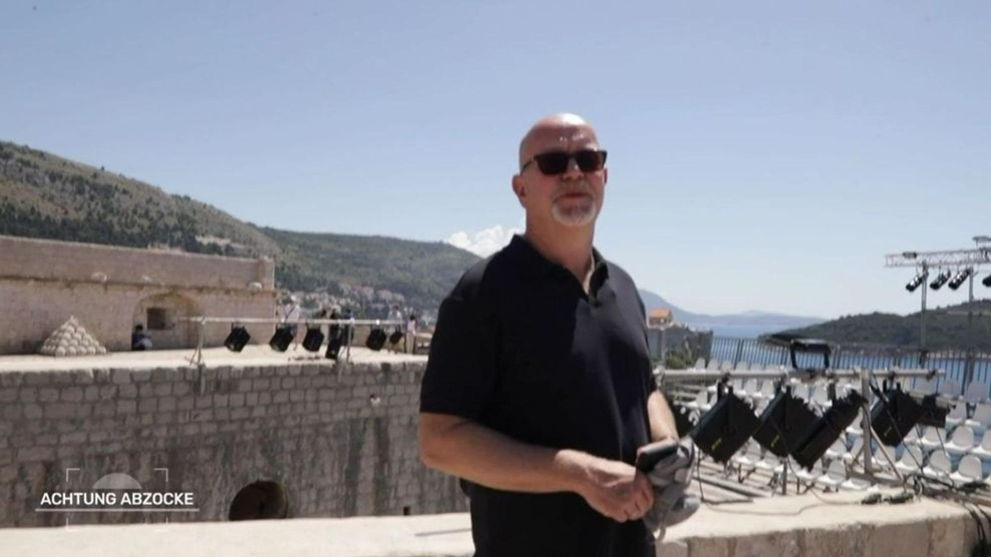 Nachdem der TV-Moderator gehört hat, was andere Touristen für eine „GOT“-Tour bezahlt haben, ist er sauer. (Bild: Joyn)
