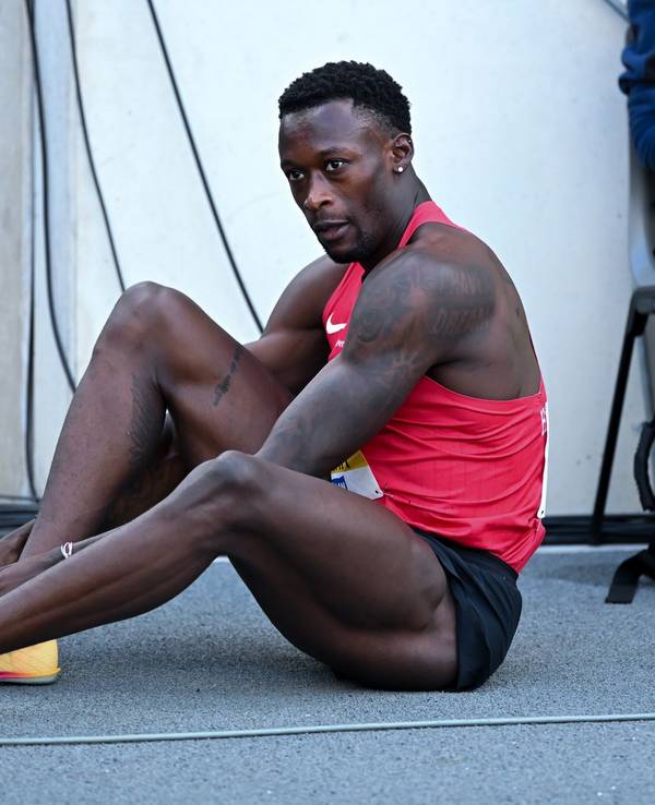 Owen Ansah bindet sich die Schuhe zu.
