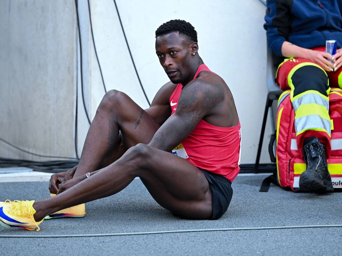 Owen Ansah bindet sich die Schuhe zu.