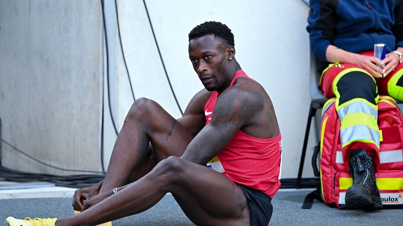 Owen Ansah bindet sich die Schuhe zu.