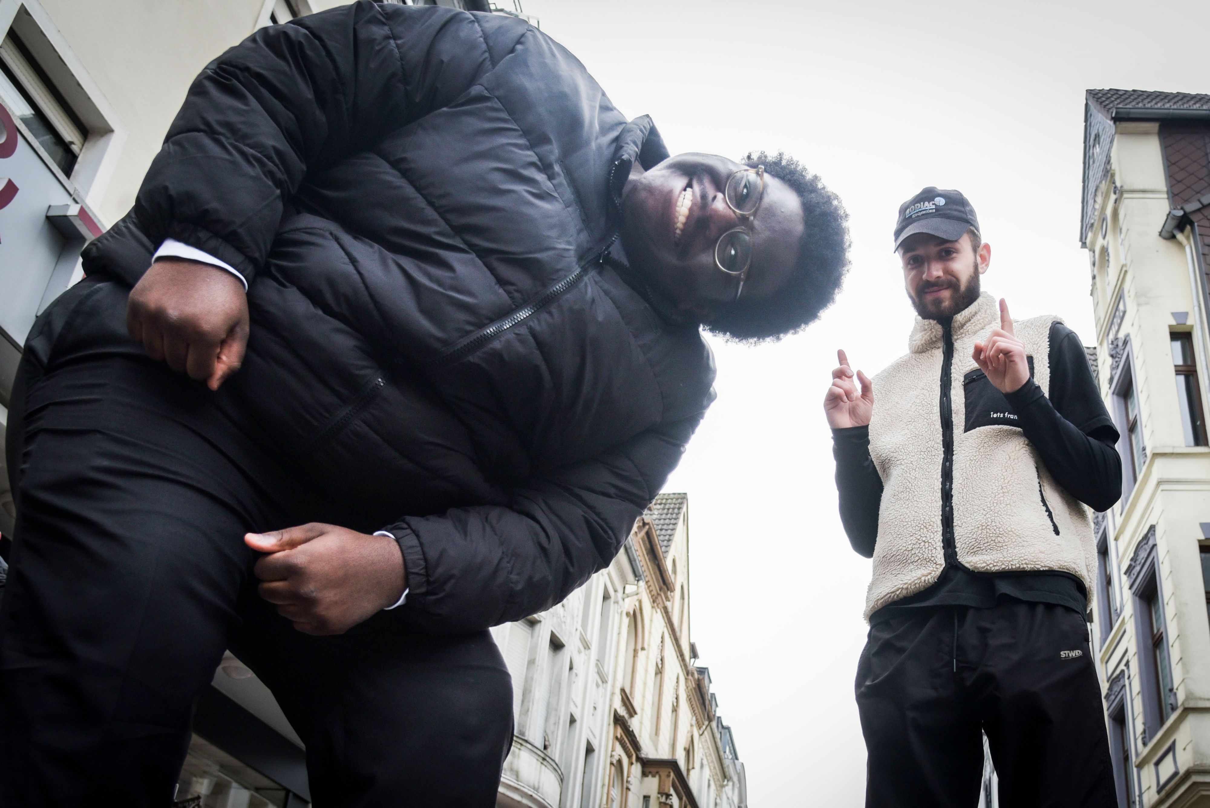 Das Musikduo Blumengarten beim Kölner Treff – Rayan (l) und Sammy wollten am Samstag auf dem Straßenfest in Ehrenfeld auftreten.