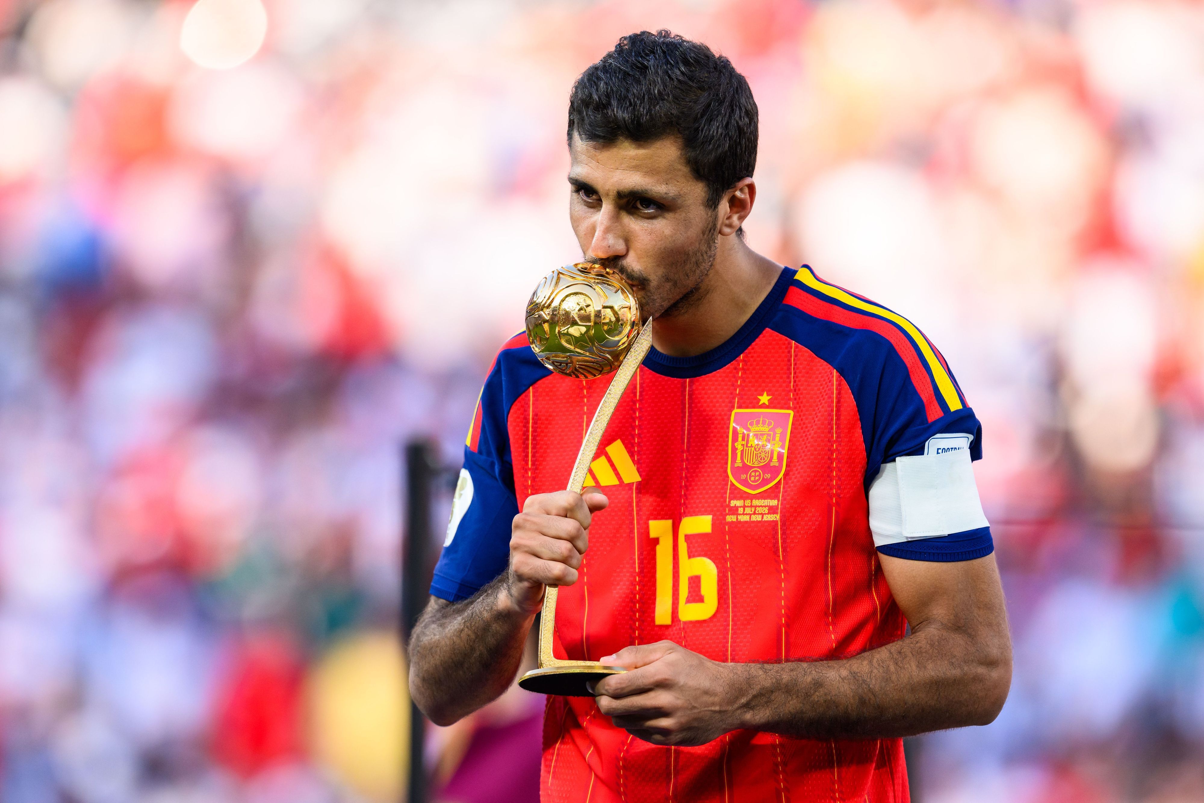 Rodri (Spanien) küsst die Trophäe für den besten Spieler des Turniers.