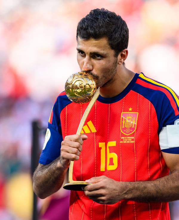 Rodri (Spanien) küsst die Trophäe für den besten Spieler des Turniers.
