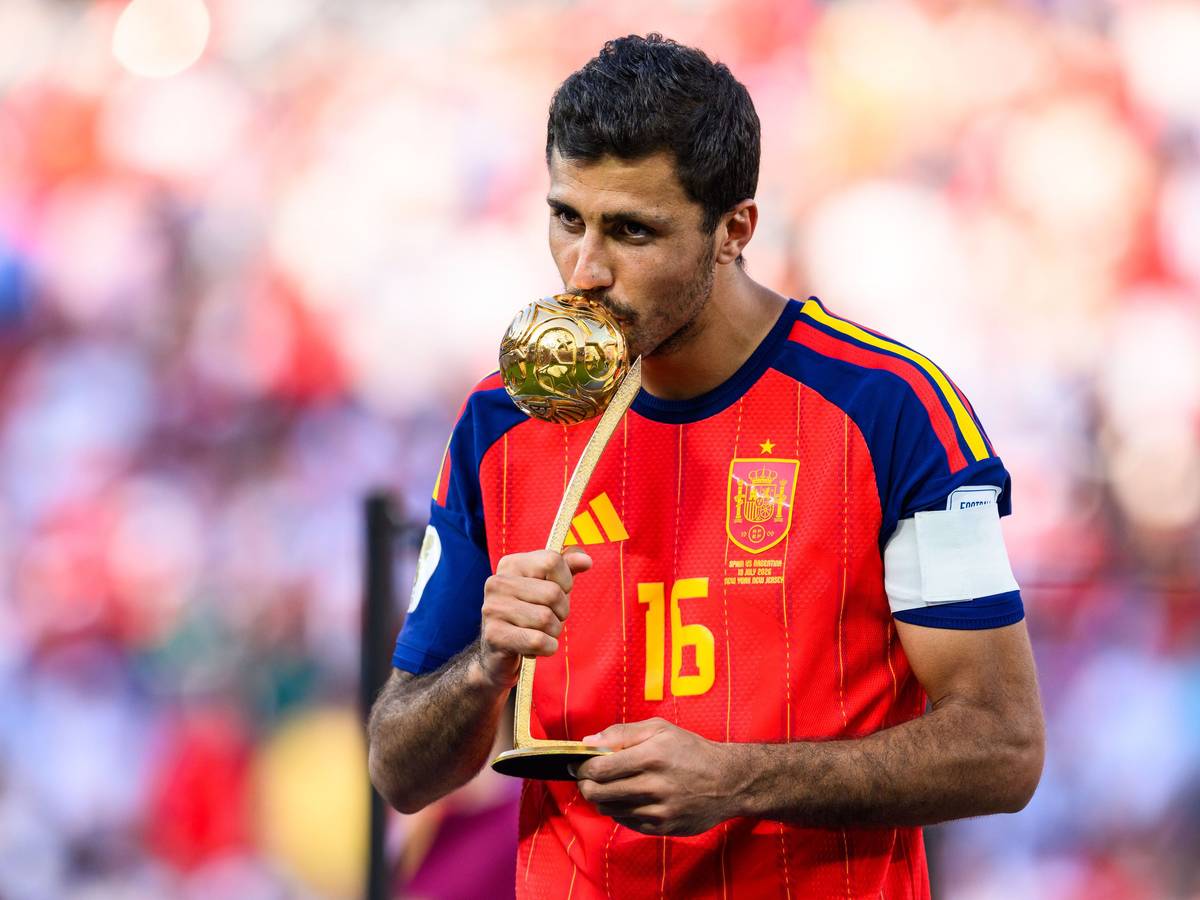Rodri (Spanien) küsst die Trophäe für den besten Spieler des Turniers.