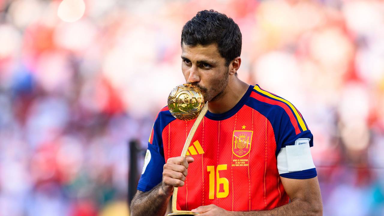 Rodri (Spanien) küsst die Trophäe für den besten Spieler des Turniers.