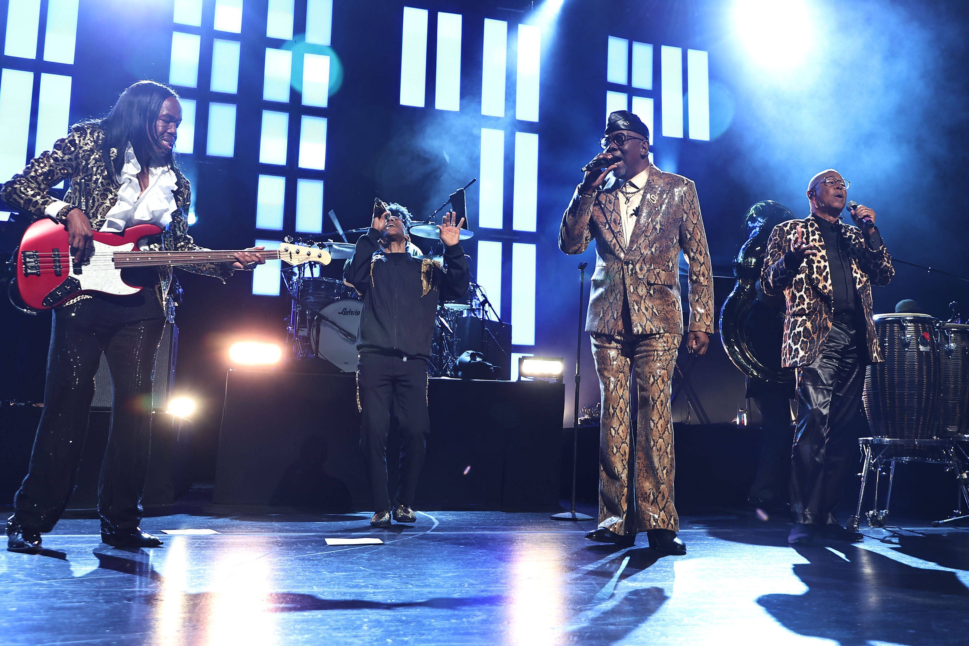 Earth, Wind & Fire auf der Bühne.