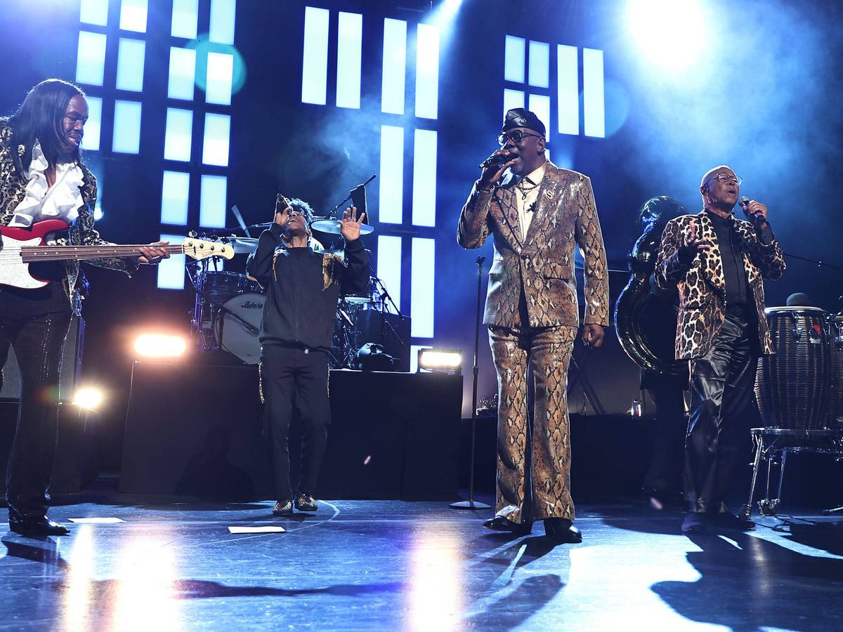 Earth, Wind & Fire auf der Bühne.