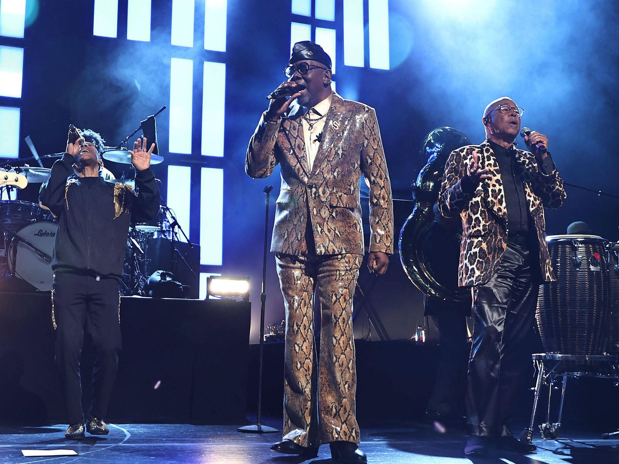 Earth, Wind & Fire auf der Bühne.