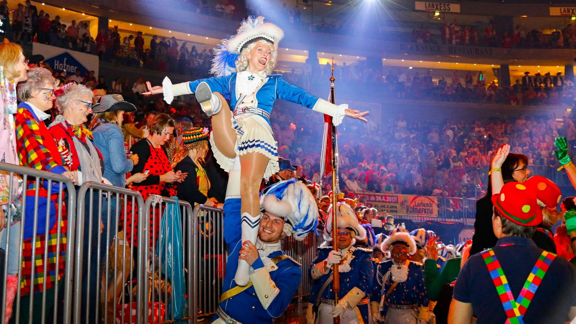 Die Blauen Funken beim Einzug in die Lachende Kölnarena.