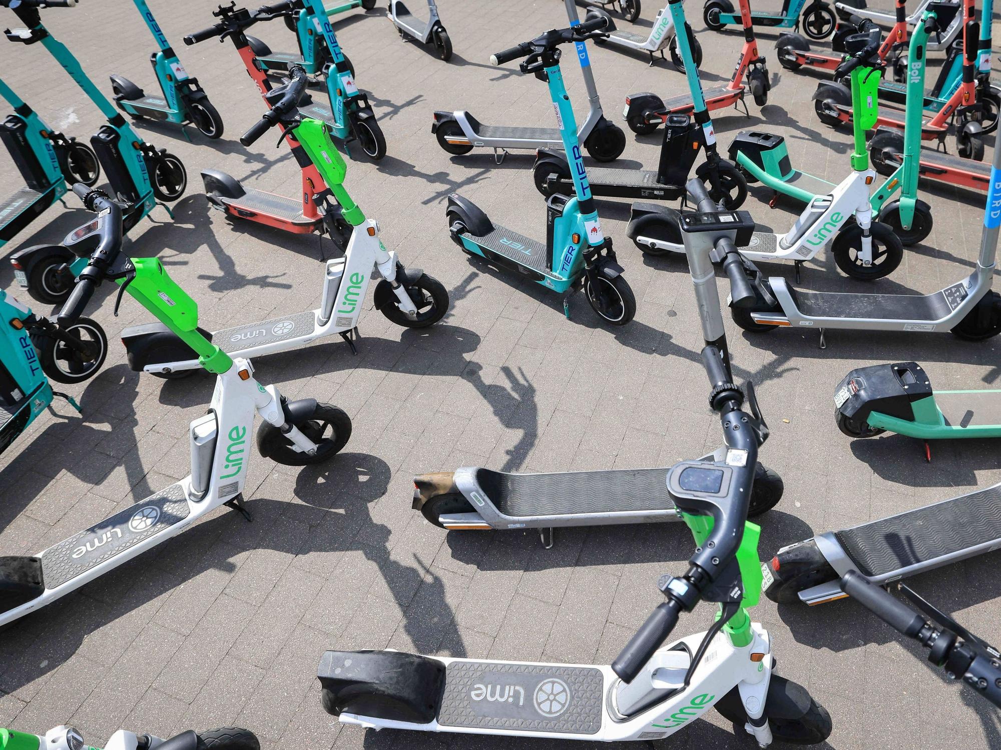 E-Scooter verschiedener Anbieter stehen kreuz und quer. (Symbolbild)