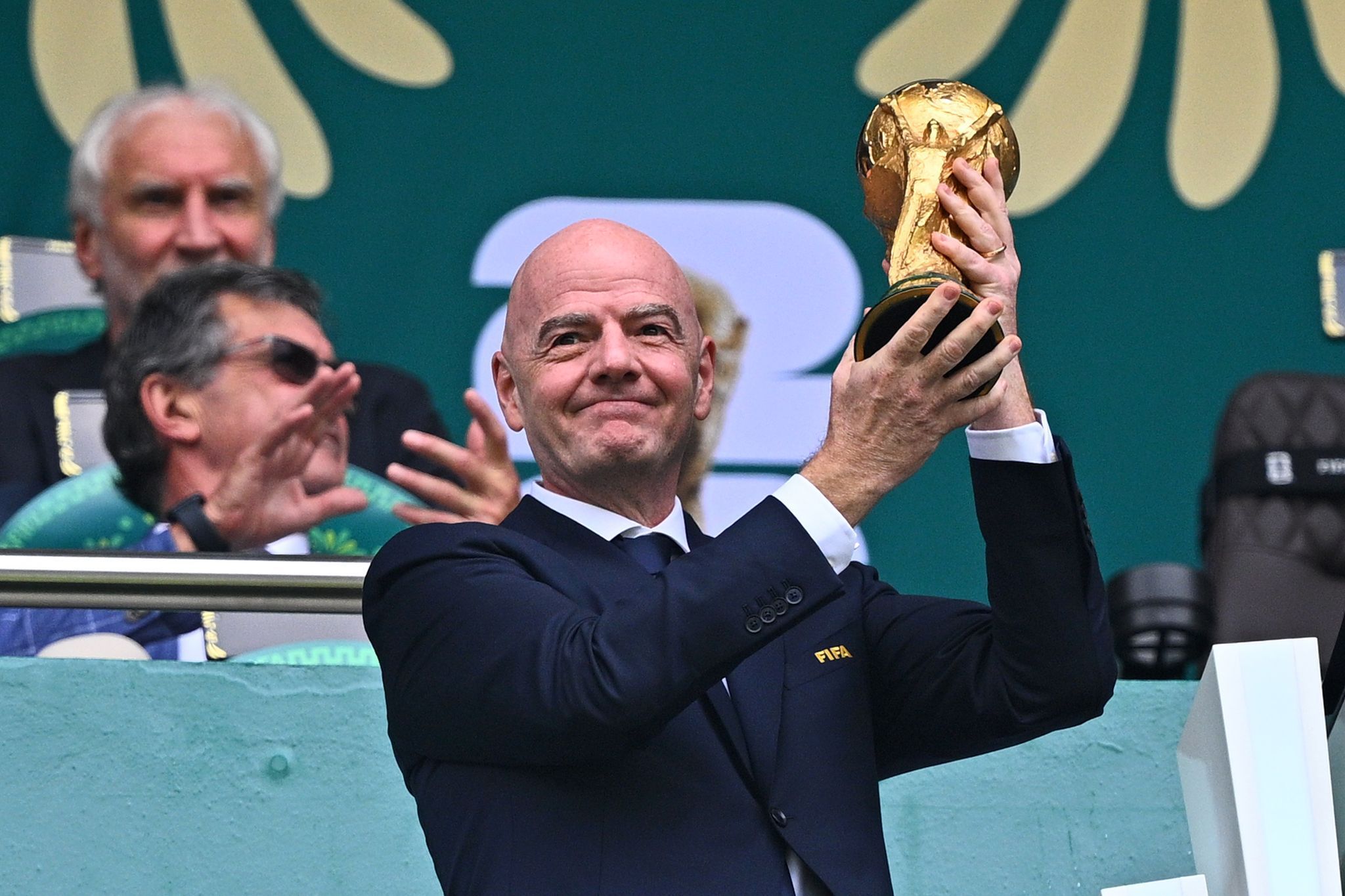 Gianni Infantino mit dem WM-Pokal.
