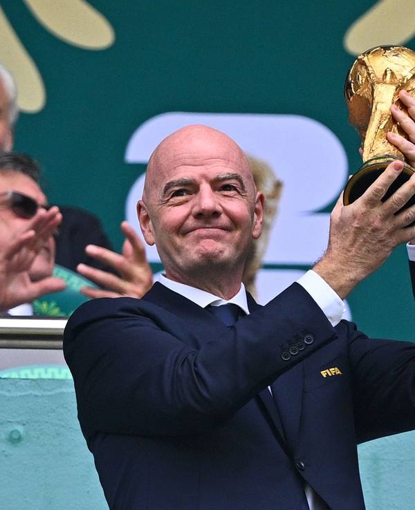 Gianni Infantino mit dem WM-Pokal.