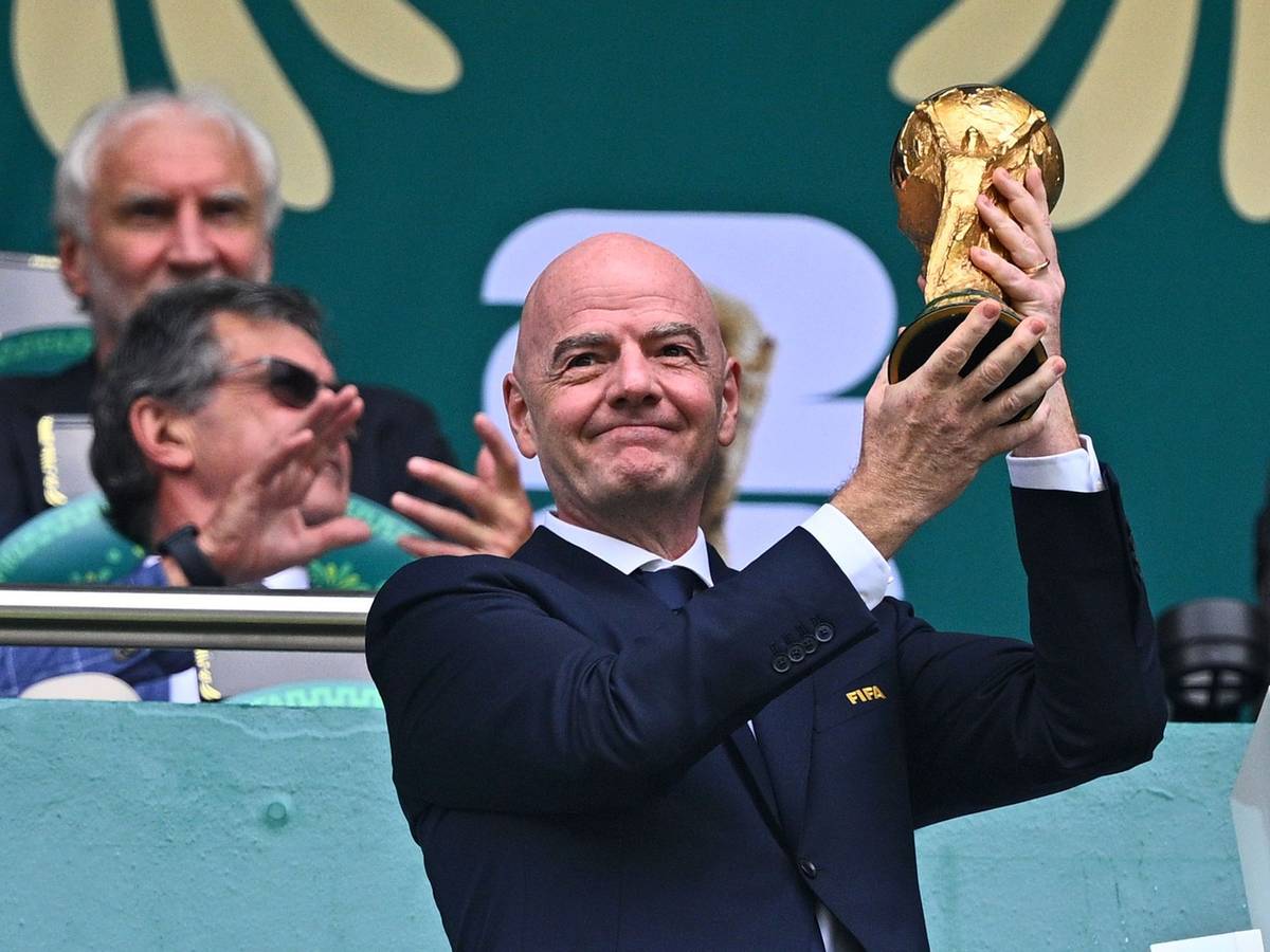 Gianni Infantino mit dem WM-Pokal.