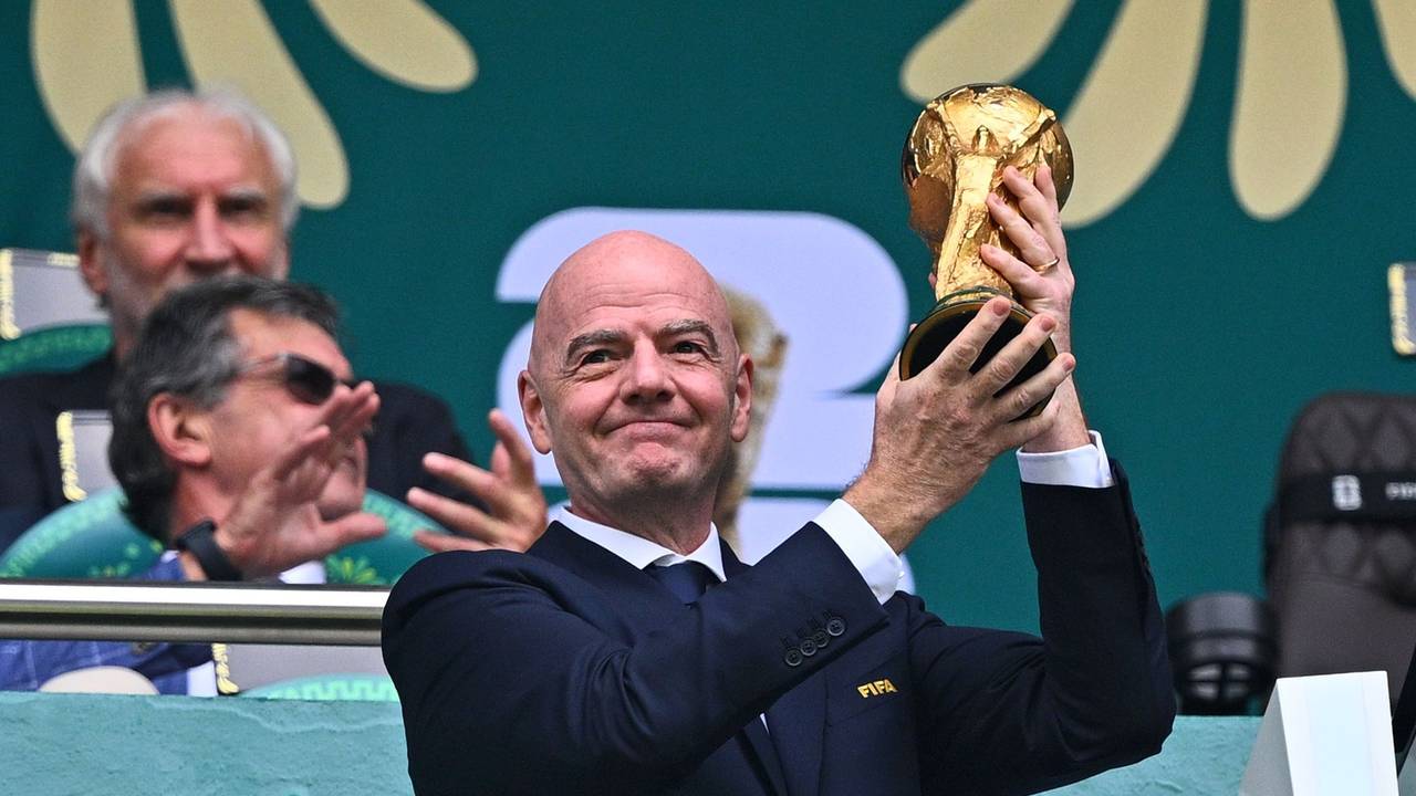 Gianni Infantino mit dem WM-Pokal.