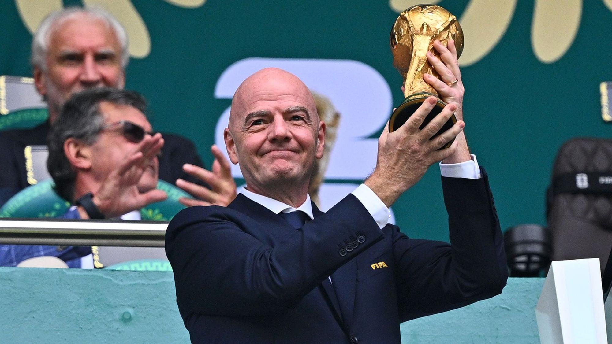 Gianni Infantino mit dem WM-Pokal.