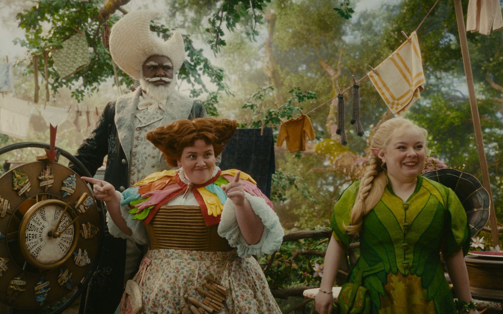 In „Der Wunderweltenbaum“ tummeln sich viele verrückte Figuren, zum Beispiel Mondgesicht (Nonso Anozie), Frau Wasch (Jessica Gunning, Mitte) und die Fee Seidenhaar (Nicola Coughlan). (Bild: Leonine/David R. Gaynes)