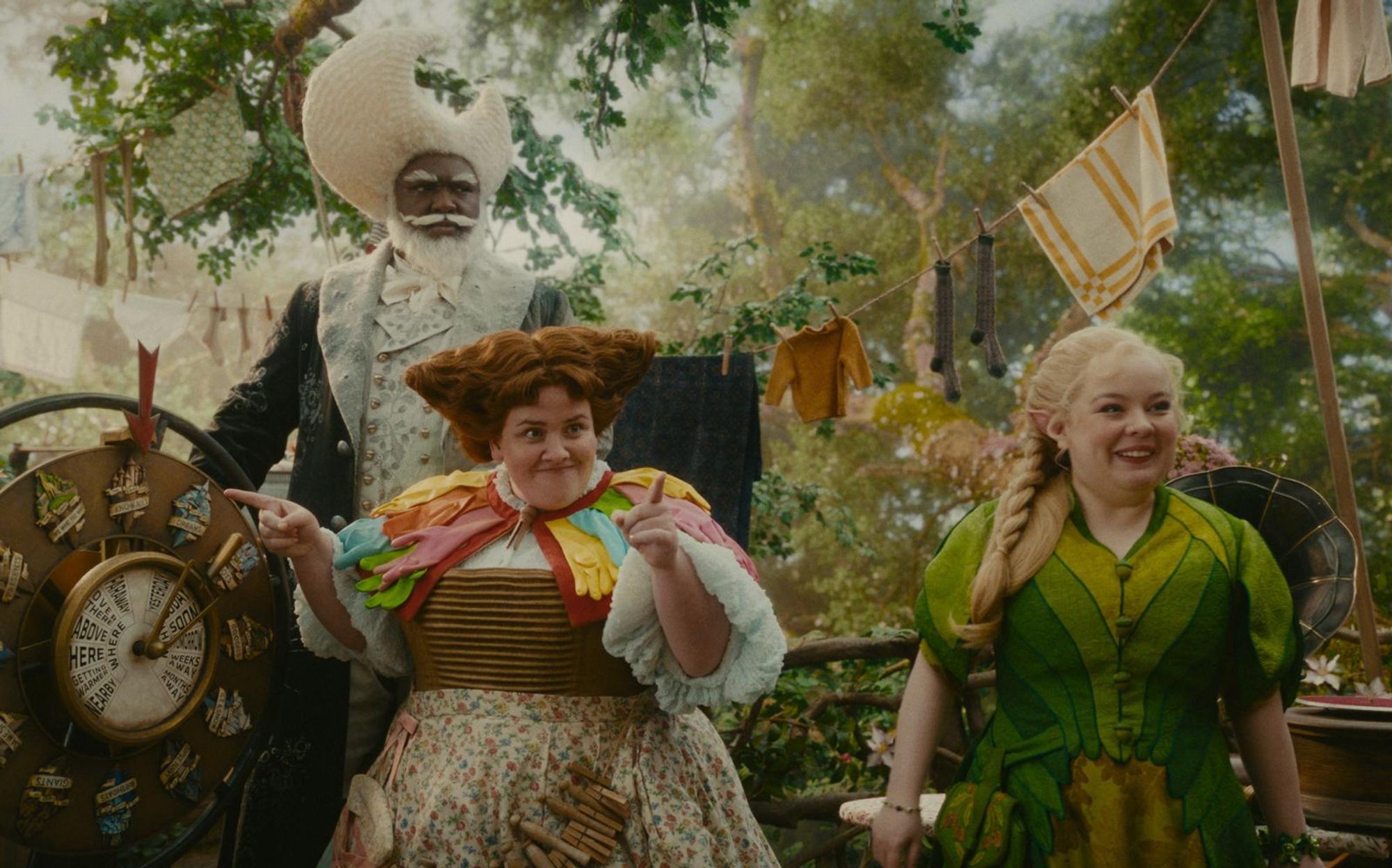 In „Der Wunderweltenbaum“ tummeln sich viele verrückte Figuren, zum Beispiel Mondgesicht (Nonso Anozie), Frau Wasch (Jessica Gunning, Mitte) und die Fee Seidenhaar (Nicola Coughlan). (Bild: Leonine/David R. Gaynes)