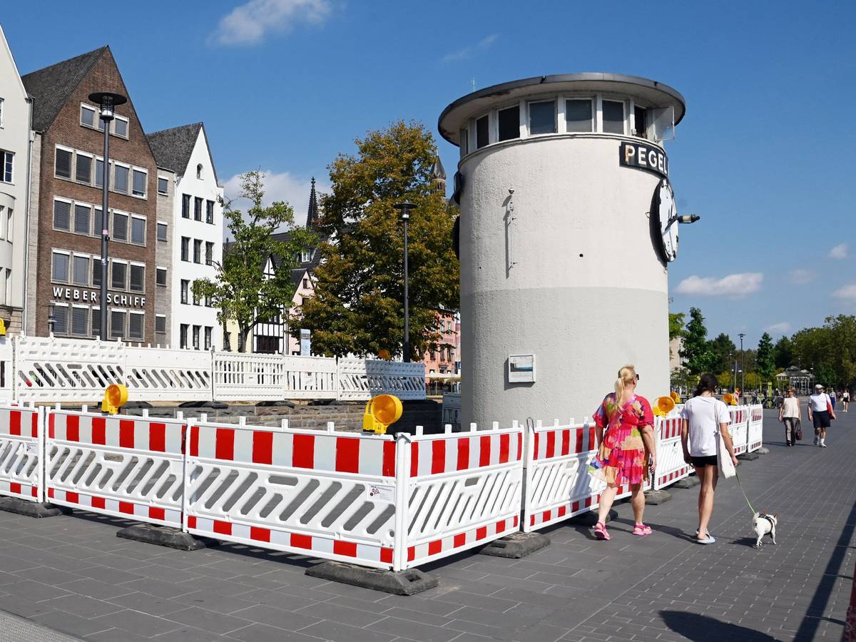 Der Pegel am Rheinufer ist eingezäunt.
