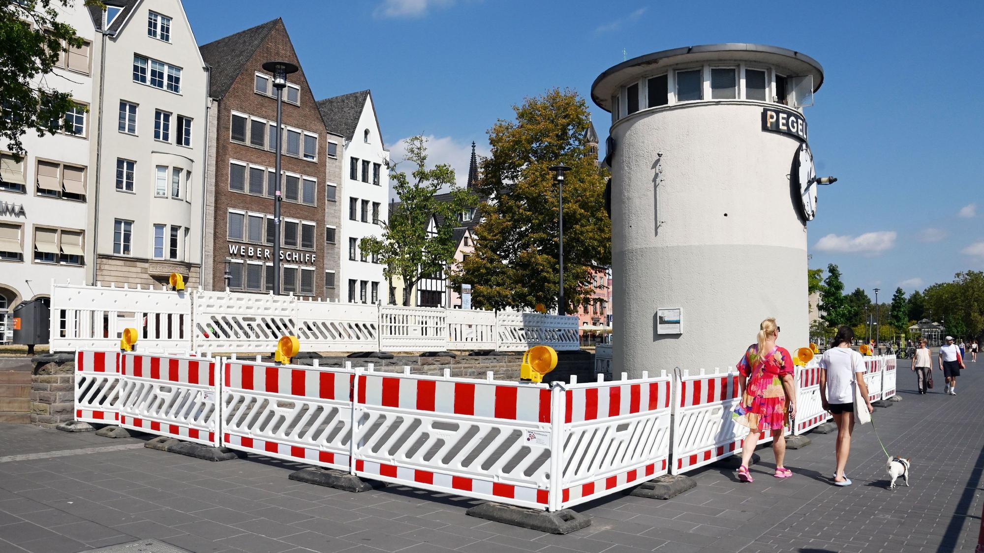 Der Pegel am Rheinufer ist eingezäunt.