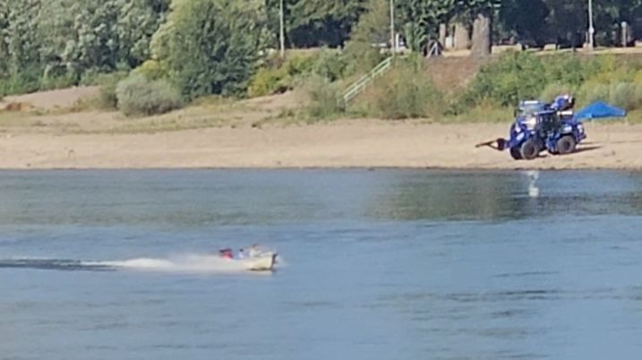 Ein Motorboot fährt kurz vor der Bombenentschärfung über den Rhein.