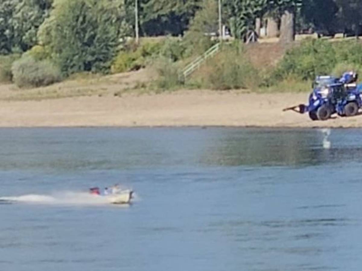 Ein Motorboot fährt kurz vor der Bombenentschärfung über den Rhein.