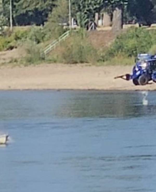 Ein Motorboot fährt kurz vor der Bombenentschärfung über den Rhein.