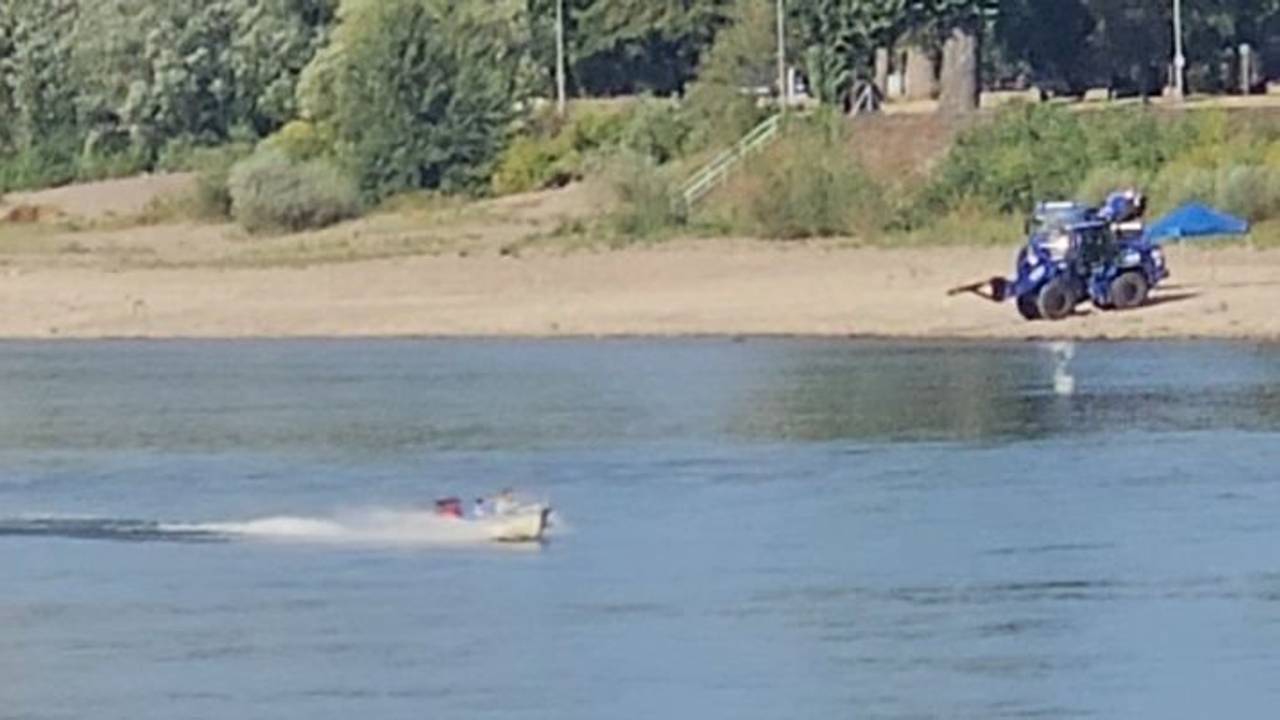 Ein Motorboot fährt kurz vor der Bombenentschärfung über den Rhein.
