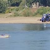 Ein Motorboot fährt kurz vor der Bombenentschärfung über den Rhein.