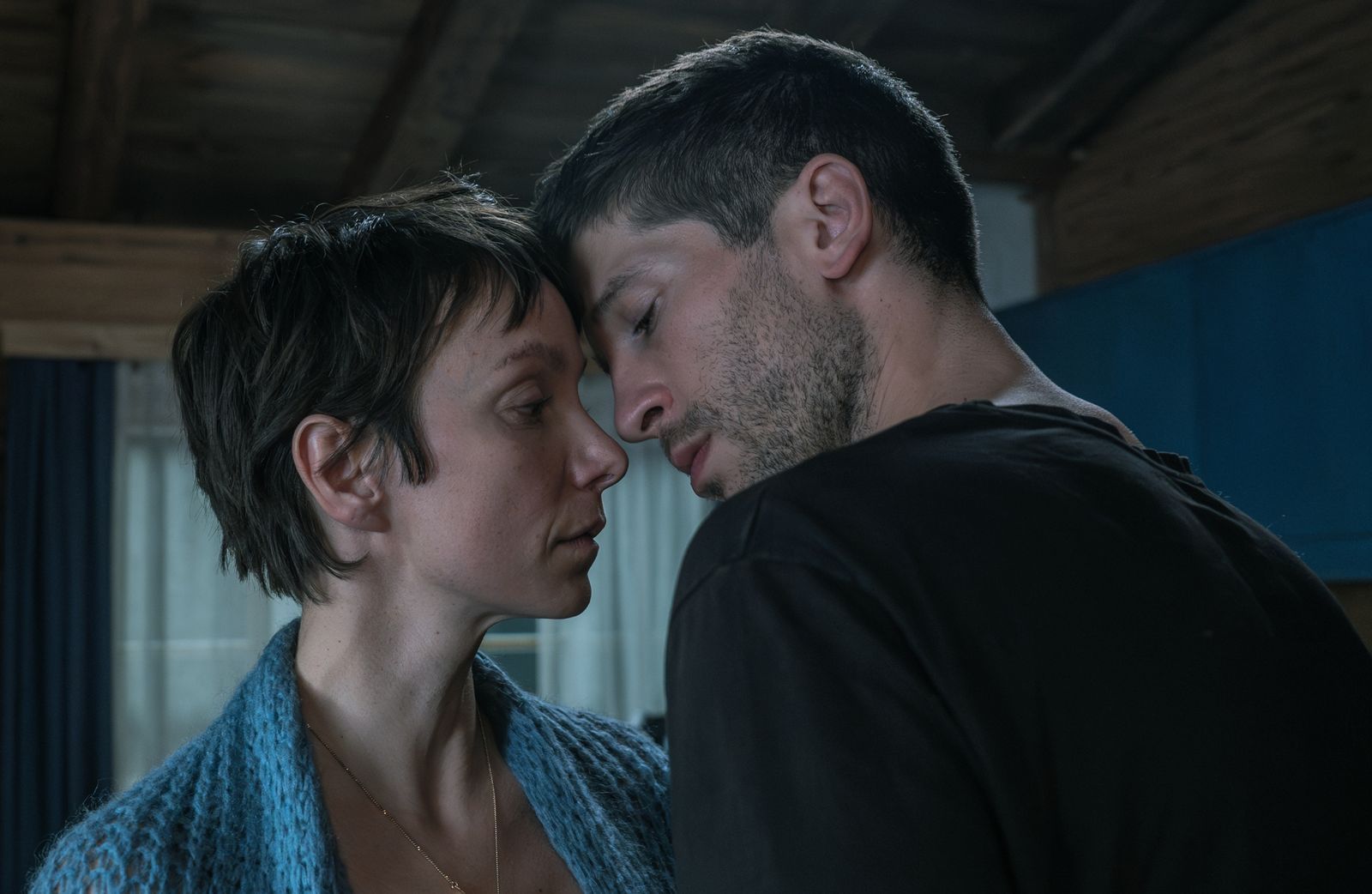 Zwischen Juliane (Julia Koschitz) und Vince (Slavko Popadic) sprühen in „Nix ist fix“ die Funken. (Bild: ZDF/Stefanie Leo)