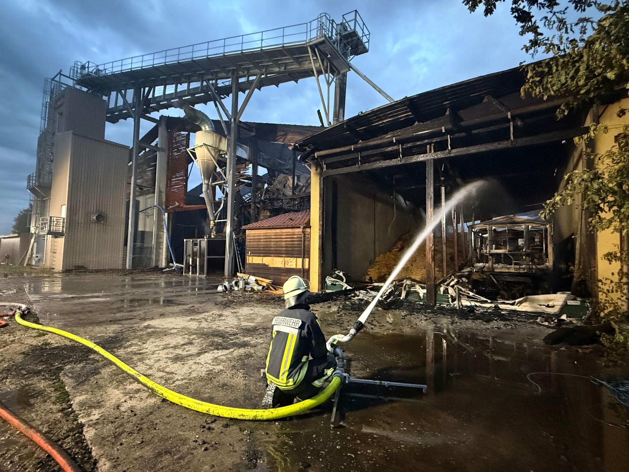 Feuerwehrleute sind beim Brand eines Schweinestalls im Einsatz. Mehr als 1.000 Schweine sind bei einem Brand auf einem Bauernhof in Bayern gestorben.