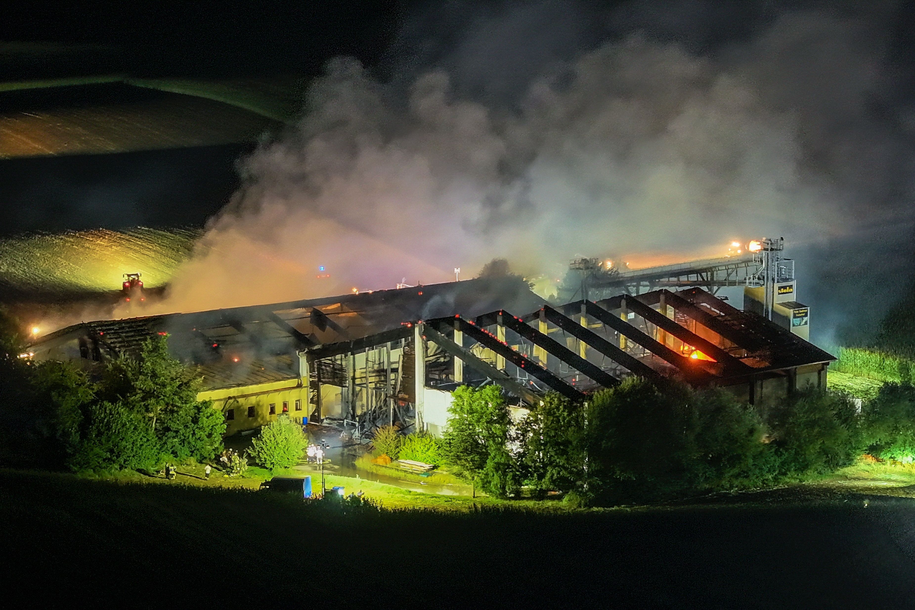 Die Aufnahme mit einer Drohne zeigt Feuerwehrleute im Einsatz beim Brand eines Schweinestalls. Mehr als 1.000 Schweine sind bei einem Brand auf einem Bauernhof in Bayern gestorben.