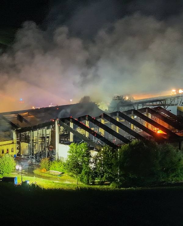Die Aufnahme mit einer Drohne zeigt Feuerwehrleute im Einsatz beim Brand eines Schweinestalls. Mehr als 1.000 Schweine sind bei einem Brand auf einem Bauernhof in Bayern gestorben.
