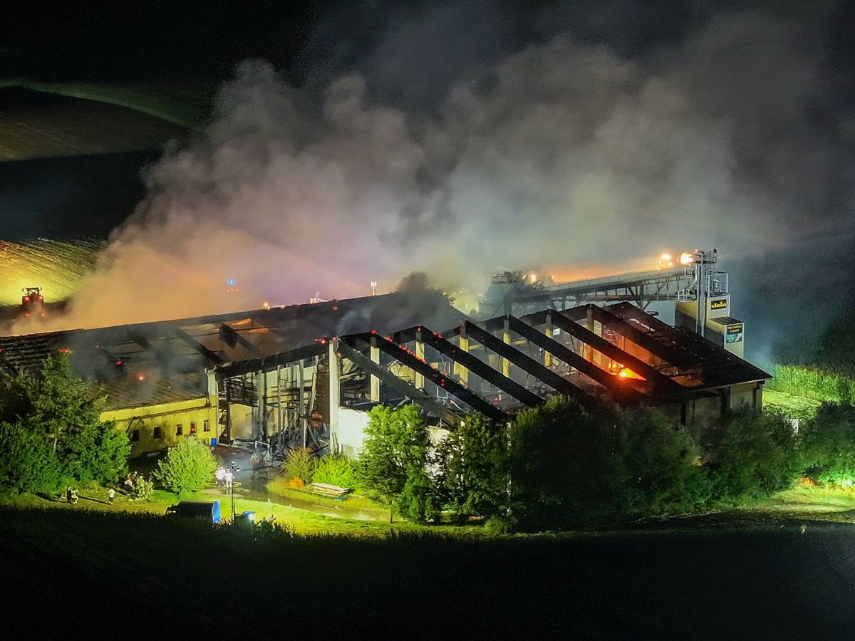 Die Aufnahme mit einer Drohne zeigt Feuerwehrleute im Einsatz beim Brand eines Schweinestalls. Mehr als 1.000 Schweine sind bei einem Brand auf einem Bauernhof in Bayern gestorben.
