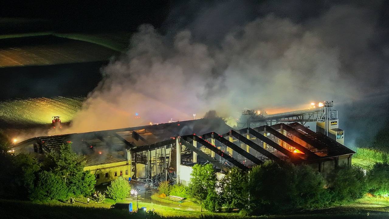 Die Aufnahme mit einer Drohne zeigt Feuerwehrleute im Einsatz beim Brand eines Schweinestalls. Mehr als 1.000 Schweine sind bei einem Brand auf einem Bauernhof in Bayern gestorben.