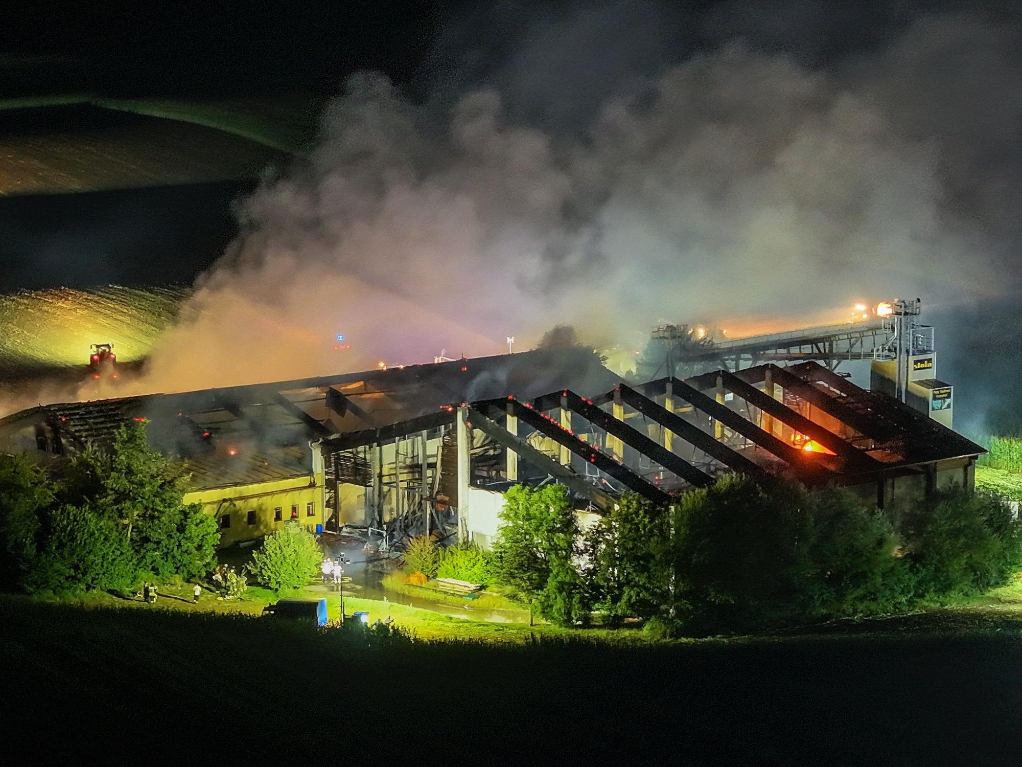 Die Aufnahme mit einer Drohne zeigt Feuerwehrleute im Einsatz beim Brand eines Schweinestalls. Mehr als 1.000 Schweine sind bei einem Brand auf einem Bauernhof in Bayern gestorben.