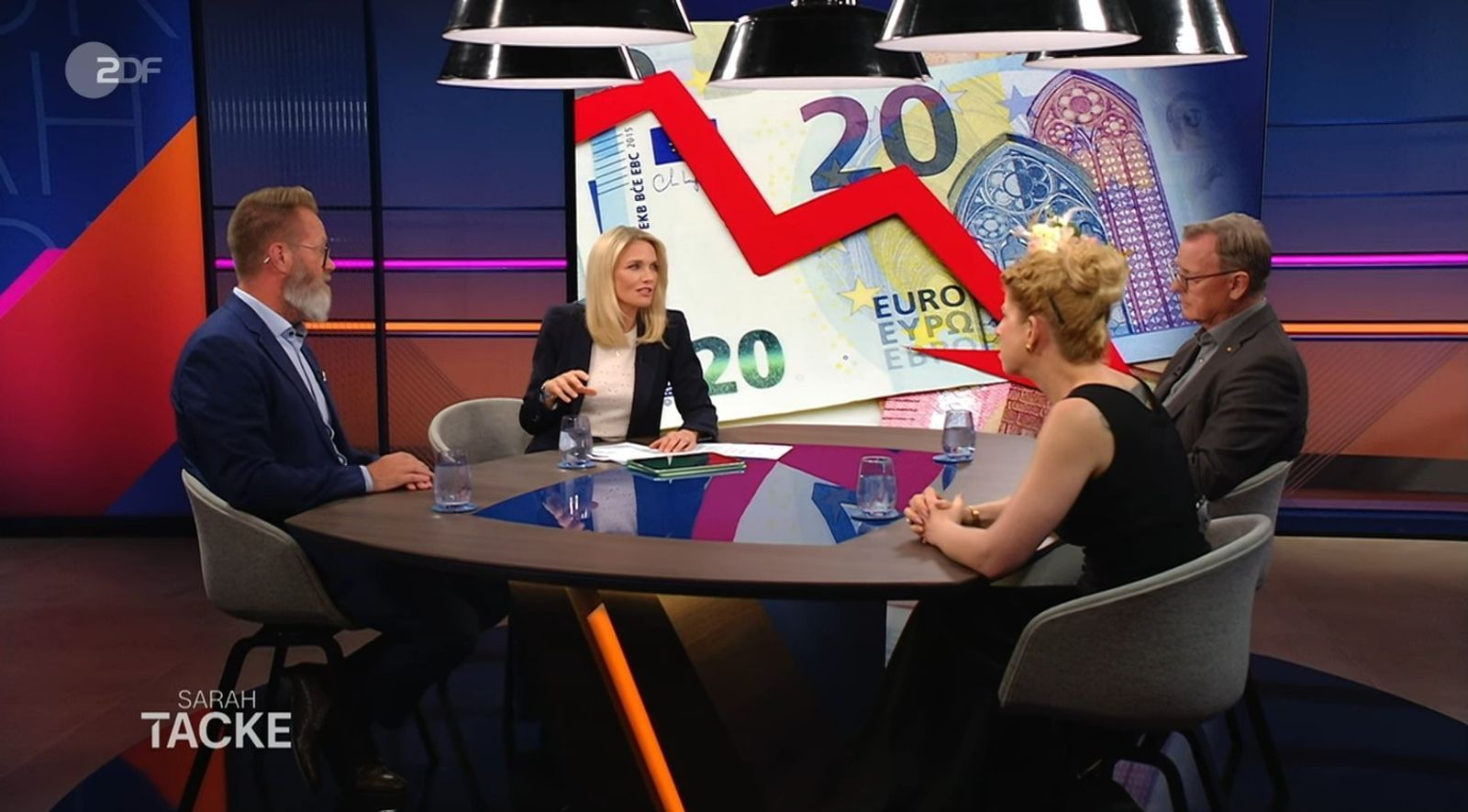 Am Donnerstagabend sprach Sarah Tacke (Mitte) mit ihren Gästen im ZDF über das Thema: „Mehr arbeiten, weniger krank sein - rettet das Deutschland?“ (Bild: ZDF)