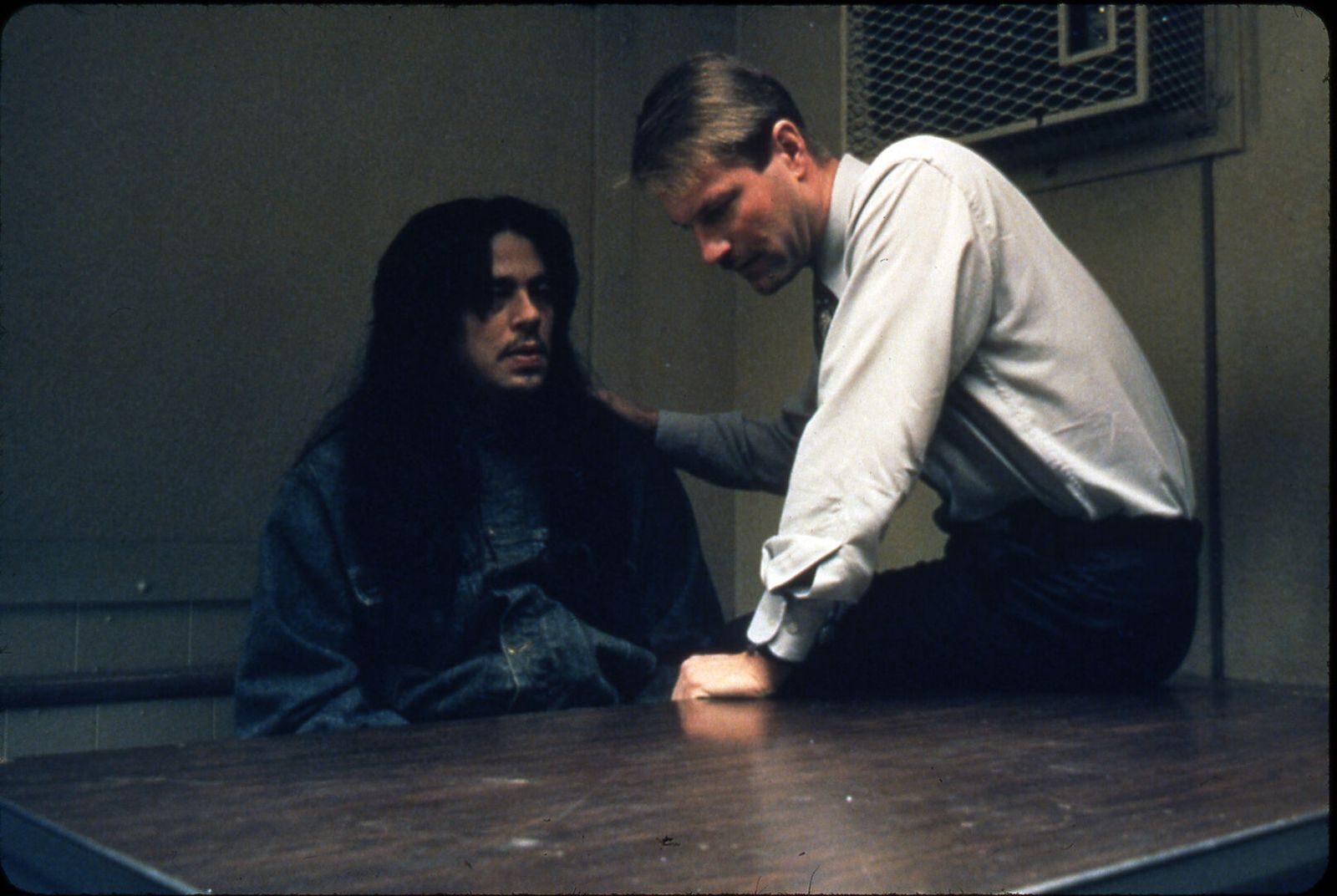 Der geistig behinderte, wegen Vergewaltigung vorbestrafte Toby Jay Wadenah (Benicio del Toro, links, mit Aaron Eckhart) wird wegen des Mordes an einem achtjährigen Mädchen verurteilt. Kurze Zeit später richtet er sich selbst.  (Bild: Studio Canal/Vuelta Entertainment GmbH)