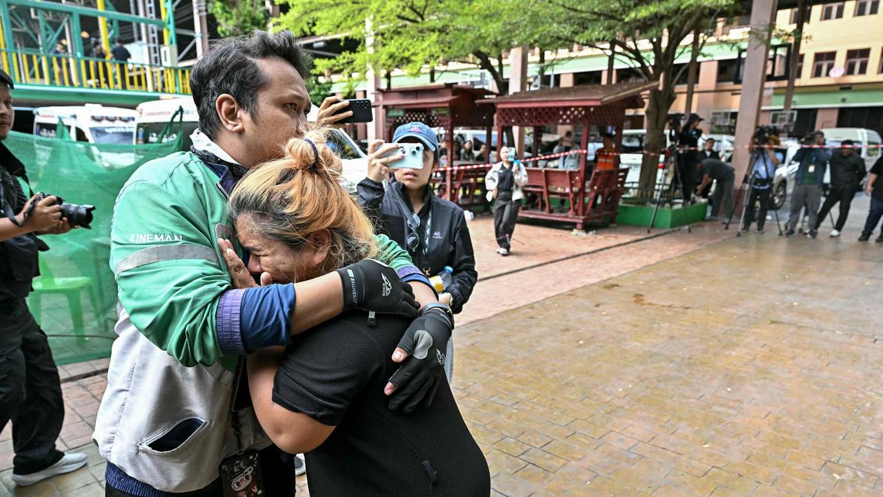Angehörige eines Opfers des Schusswaffenvorfalls an der Schule trauern, während die Leichen der Verstorbenen in Krankenwagen gebracht werden. Die Aufnahme entstand am 7. August 2026 an der Schule im Bezirk Bang Kruai in der Provinz Nonthaburi nördlich der thailändischen Hauptstadt Bangkok.