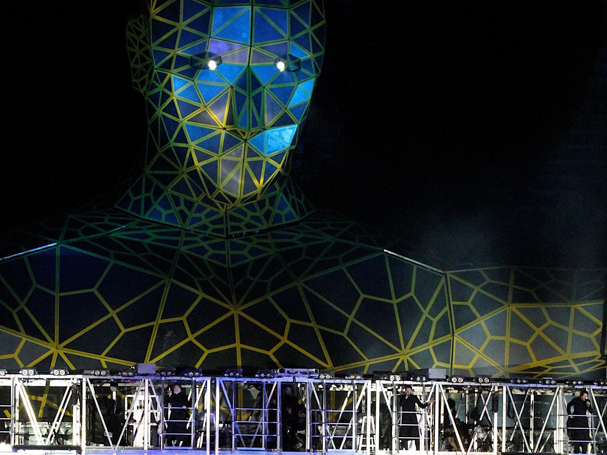 Take That auf ihrer „Progress-Tour“ live in Hamburg. Im Hintergrund ist der gigantische „OM“ zu sehen.