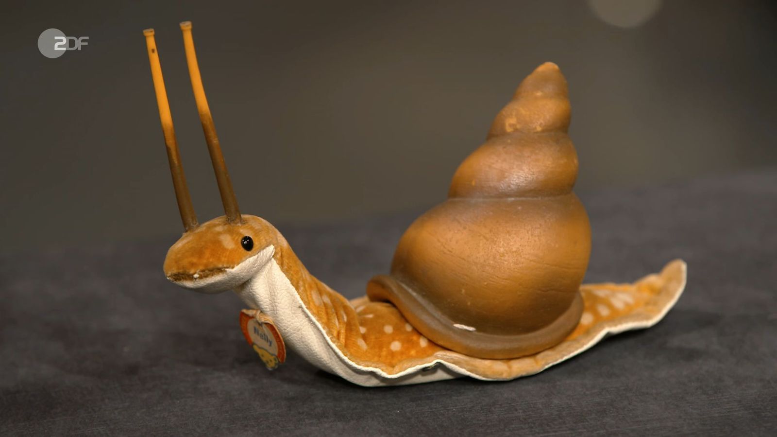 Ebenfalls verkauft wurde die Stoff-Schnecke „Nelly“ von Steiff aus der Zeit zwischen 1961 und 1963, deren Wert bei 170 bis 200 Euro lag. Jan Cizek kaufte die Schnecke für 170 Euro.  (Bild: ZDF)