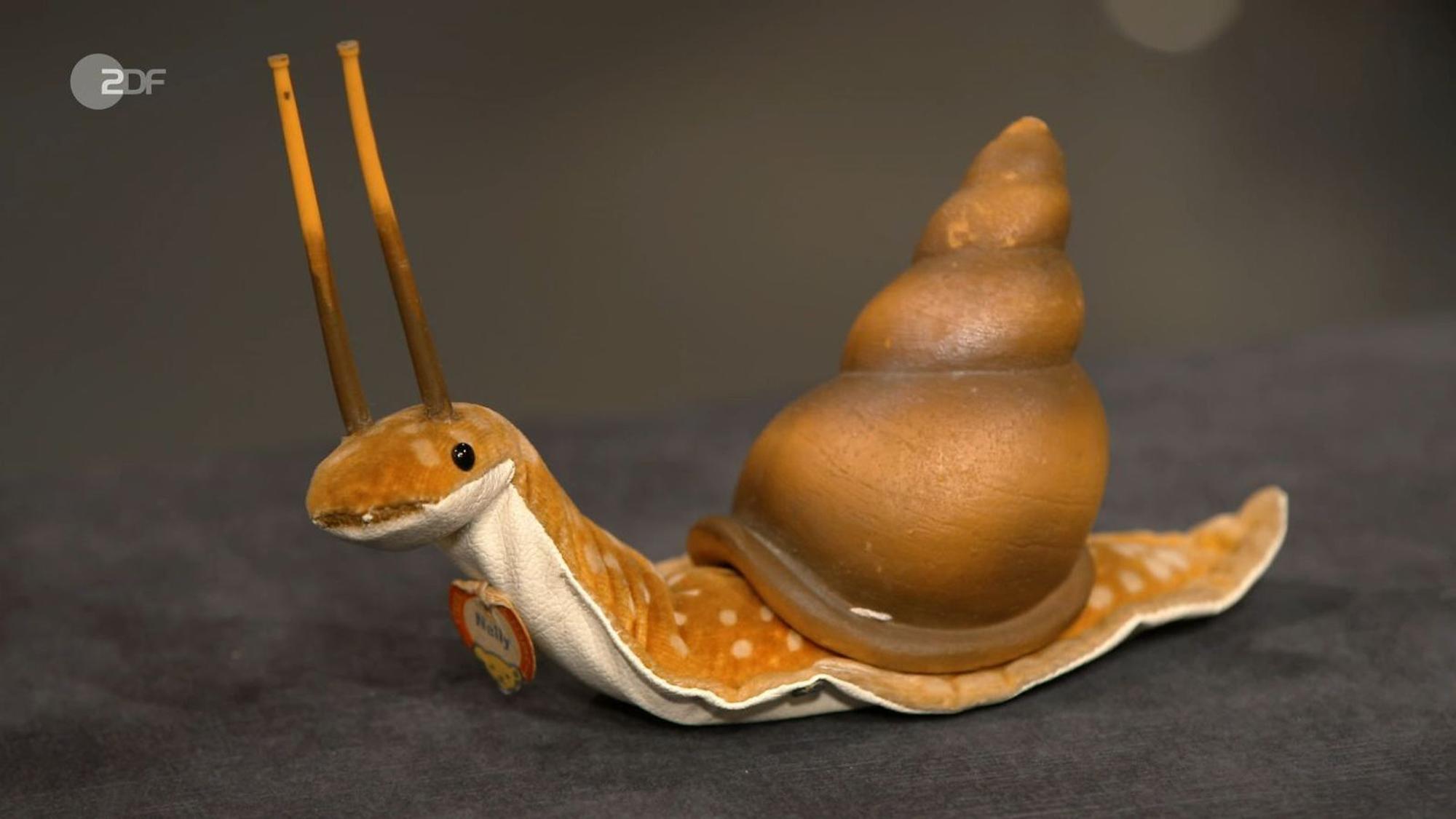 Ebenfalls verkauft wurde die Stoff-Schnecke „Nelly“ von Steiff aus der Zeit zwischen 1961 und 1963, deren Wert bei 170 bis 200 Euro lag. Jan Cizek kaufte die Schnecke für 170 Euro. (Bild: ZDF)