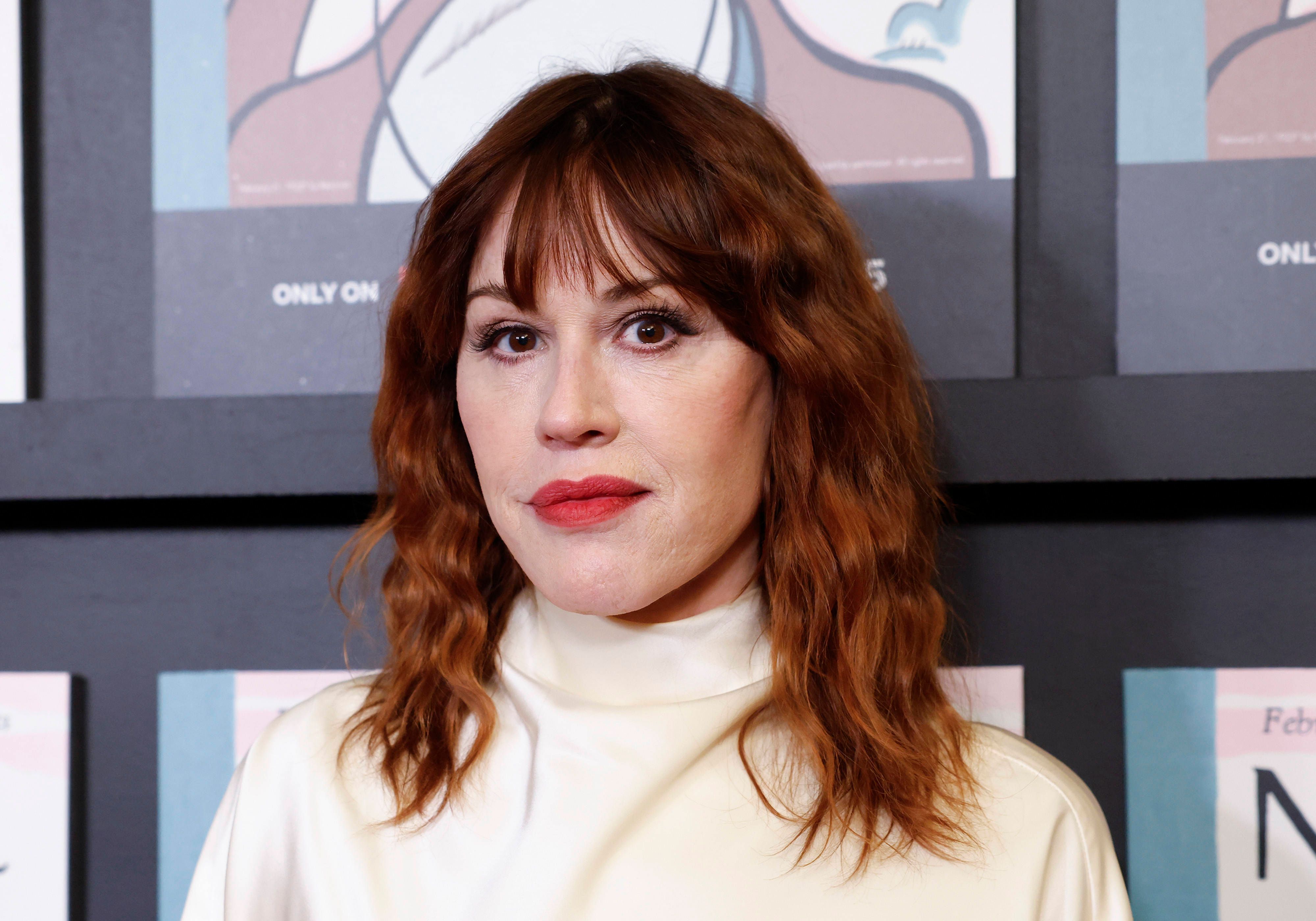 Molly Ringwald posiert.