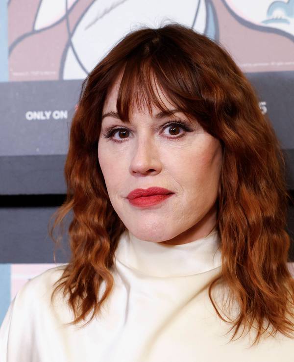 Molly Ringwald posiert.