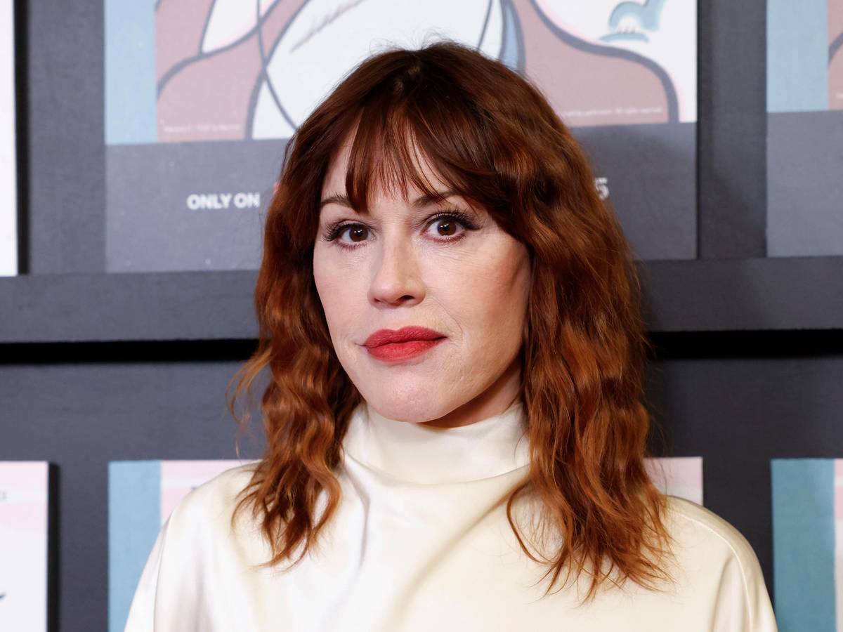 Molly Ringwald posiert.