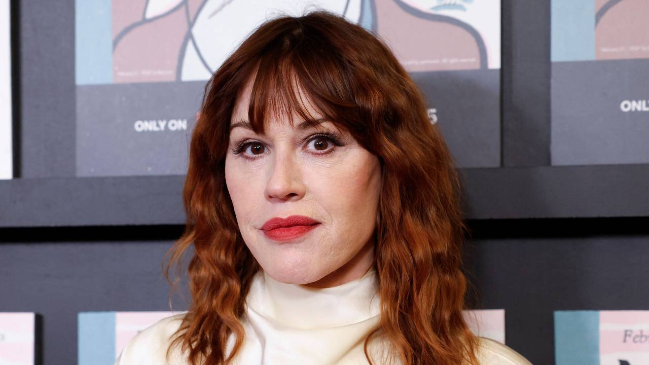 Molly Ringwald posiert.