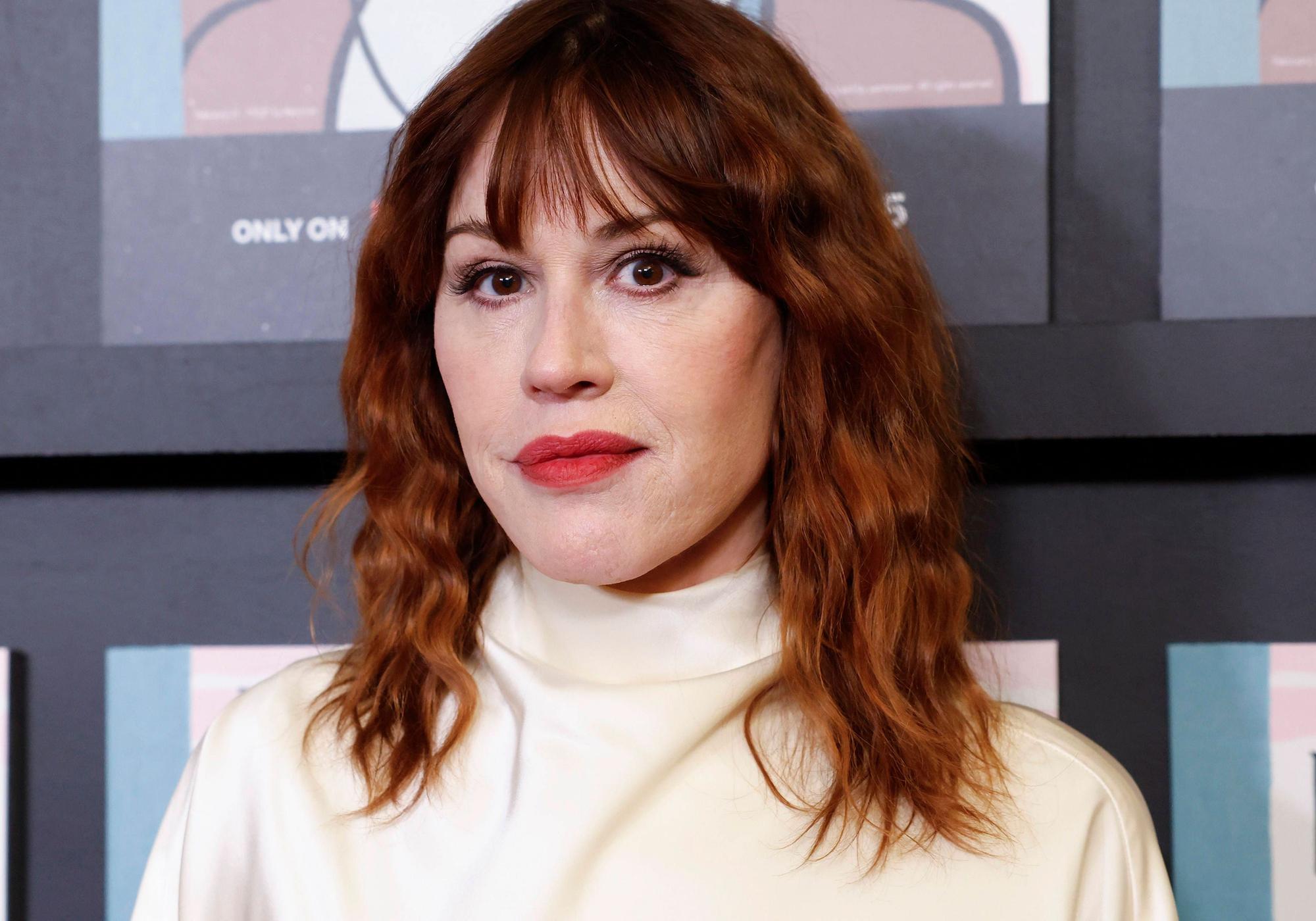Molly Ringwald posiert.