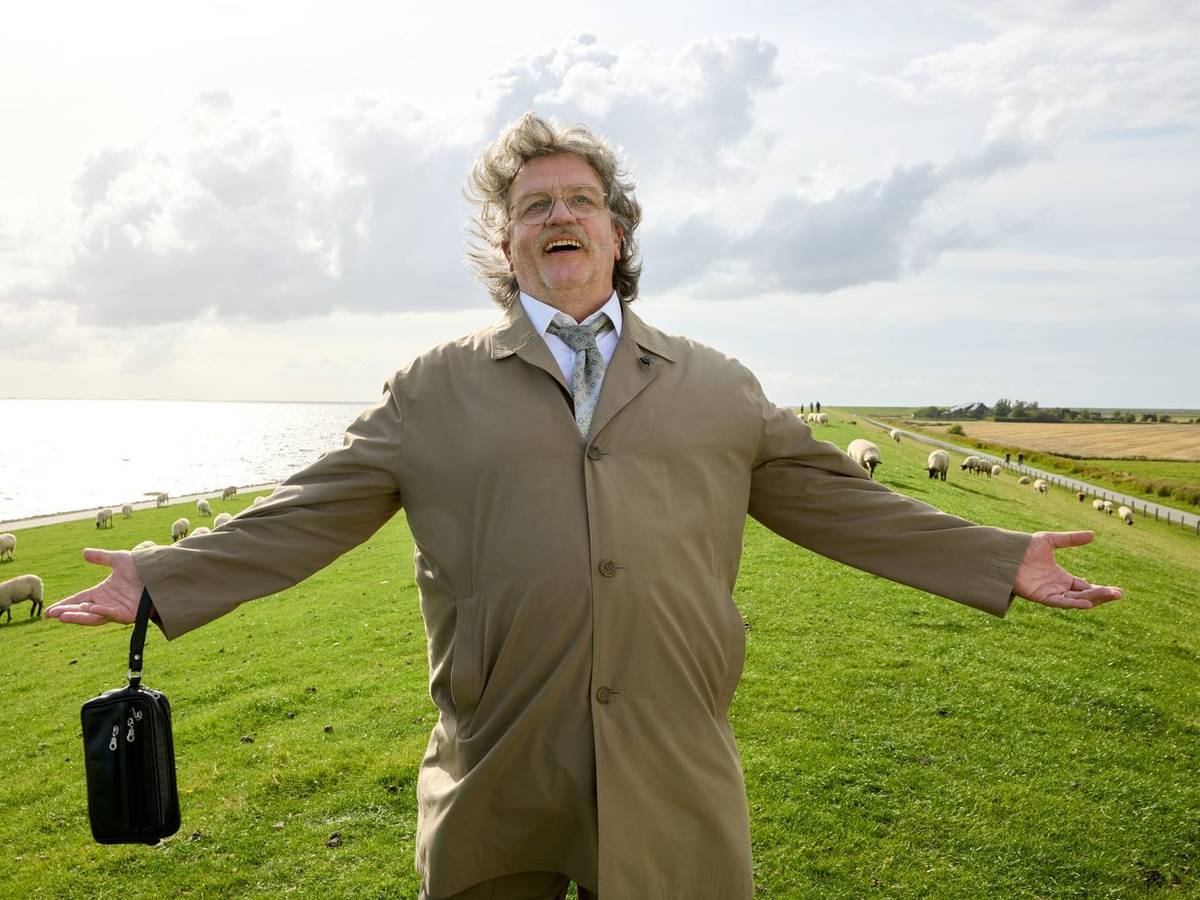 17 Jahre nach dem ersten Kinofilm brachte Hape Kerkeling mit „Horst Schlämmer sucht das Glück“ eine seiner populärsten Figuren zurück auf die große Leinwand. Nun erscheint der Film auf DVD und Blu-ray. (Bild: Leonine Studios / Sandra Hoever)