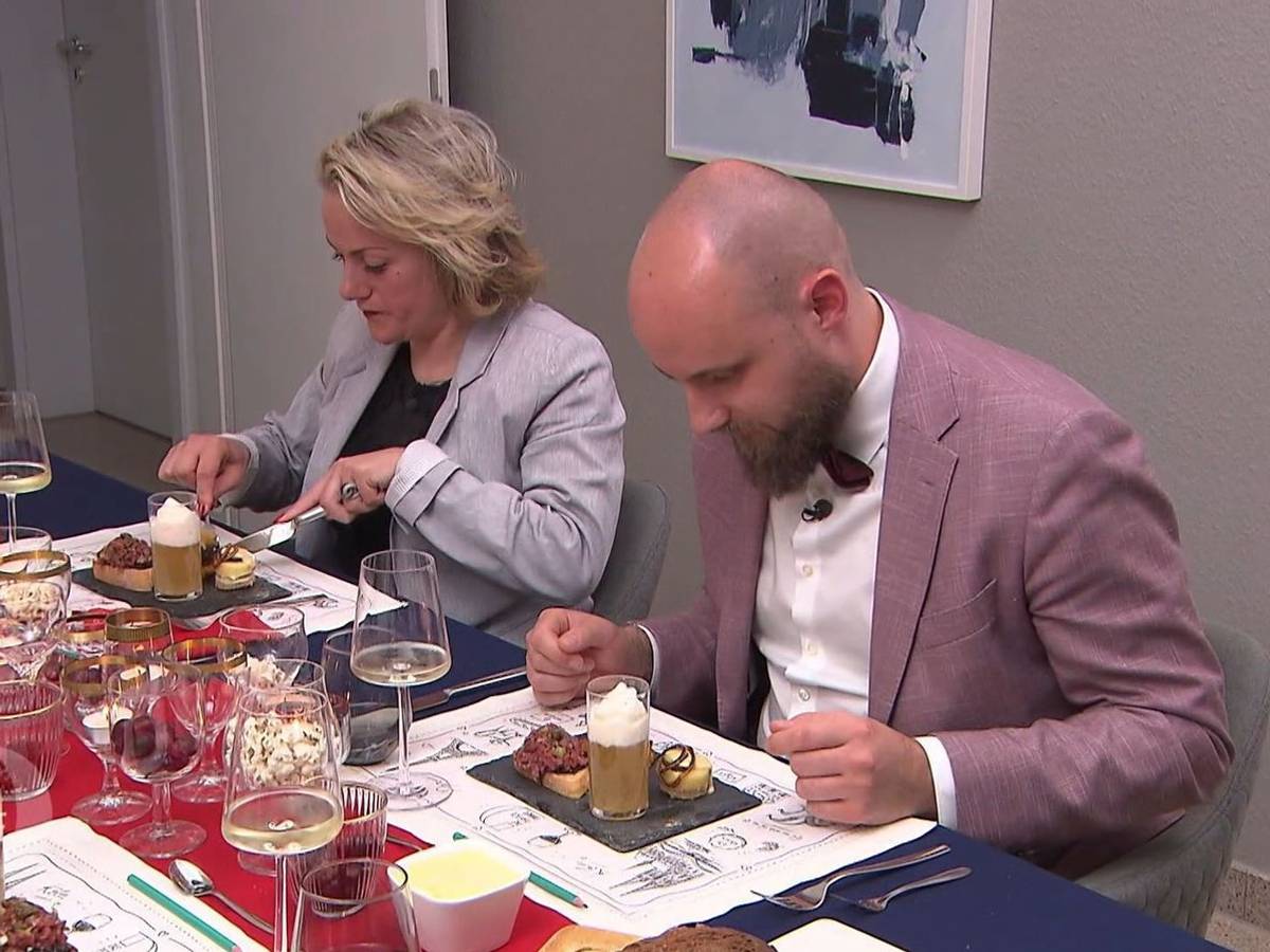 Shirin und Frederik sind von den kleinen Vorspeisen-Variationen begeistert.
(Bild: RTL)