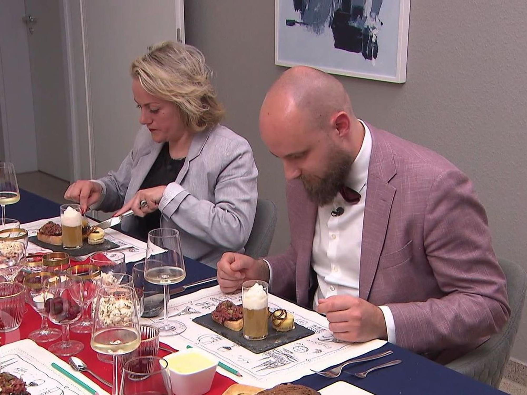 Shirin und Frederik sind von den kleinen Vorspeisen-Variationen begeistert.
(Bild: RTL)