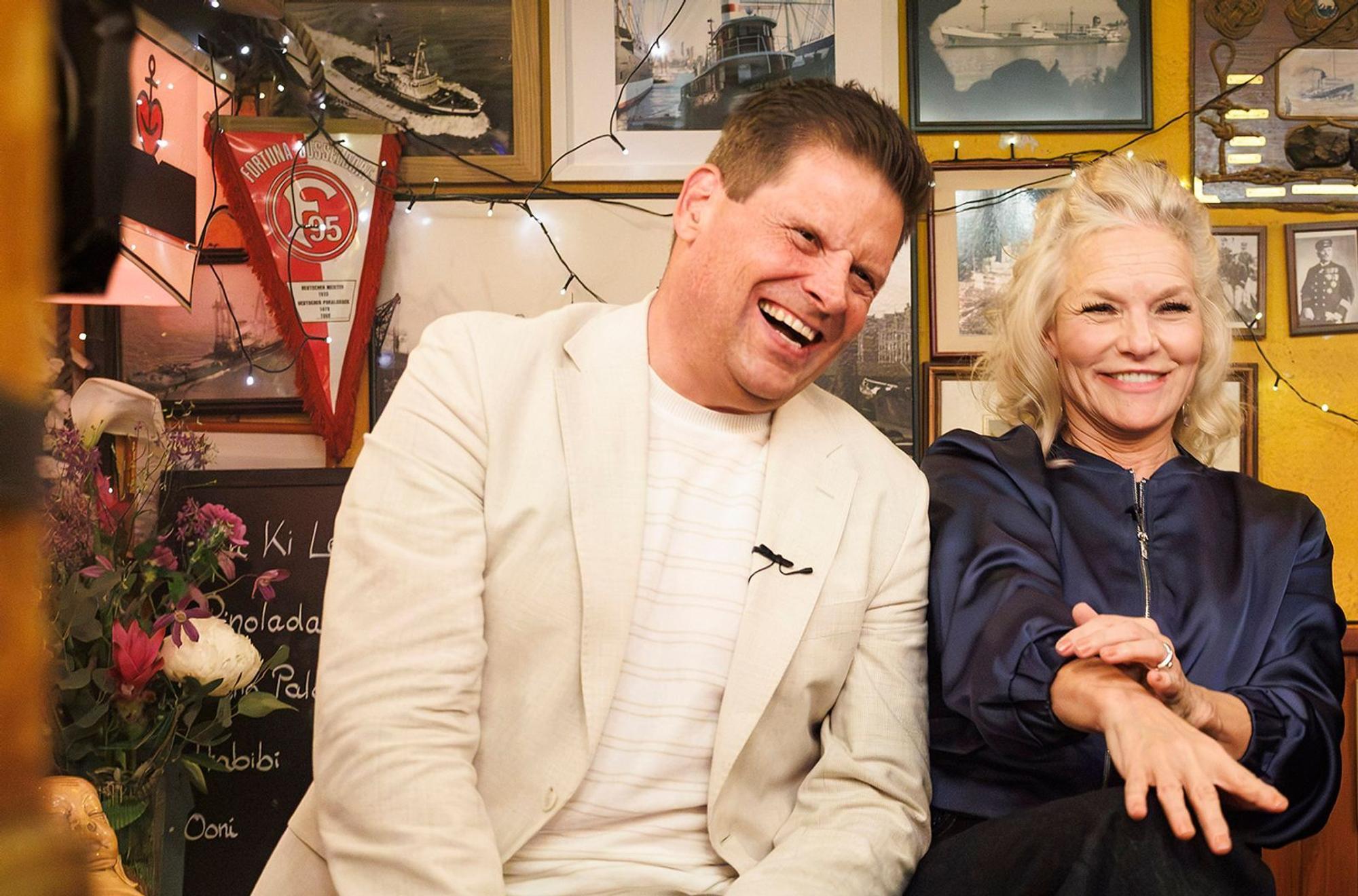 Beste Laune trotz - ehemaliger - dunkler Zeiten: Jan Ullrich zeigte sich bei „Inas Nacht“ gegenüber Gastgeberin Ina Müller aufgeräumt, sympathisch und vor allem ehrlich: „Doping hat mich gekillt.“ (Bild: NDR/ARD/Morris Mac Matzen)
